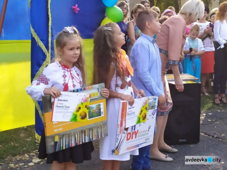 Первый звонок в авдеевских школах: торжественные линейки, шары и награждения (ФОТО)