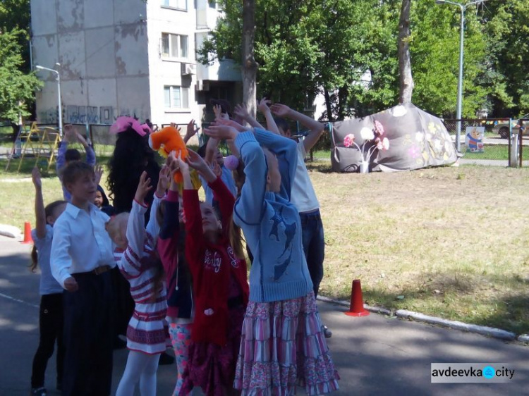 Особенные юные жители Авдеевки удивляли рэпом и танцем «бабушек» (ФОТО)