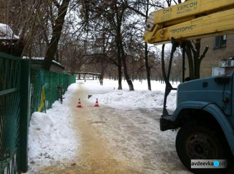 Загрозливі крижані шапки знімають в Авдіївці з дахів будинків (ФОТО)