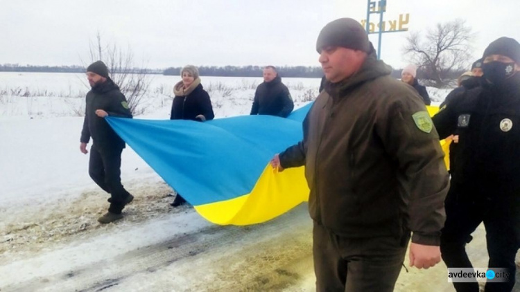 На в'їзді в Авдіївку в День Соборності підняли великий прапор