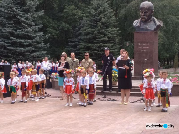 Прифронтовая Авдеевка ярко отмечает День Конституции Украины: ФОТОРЕПОРТАЖ