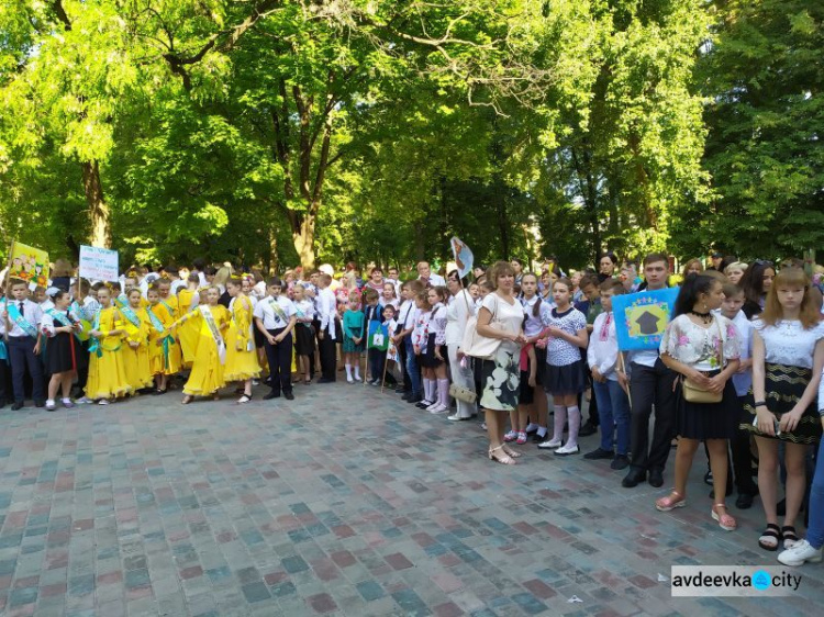 В школах Авдеевки ярко и трогательно отшумели последние звонки (ФОТОРЕПОРТАЖ)