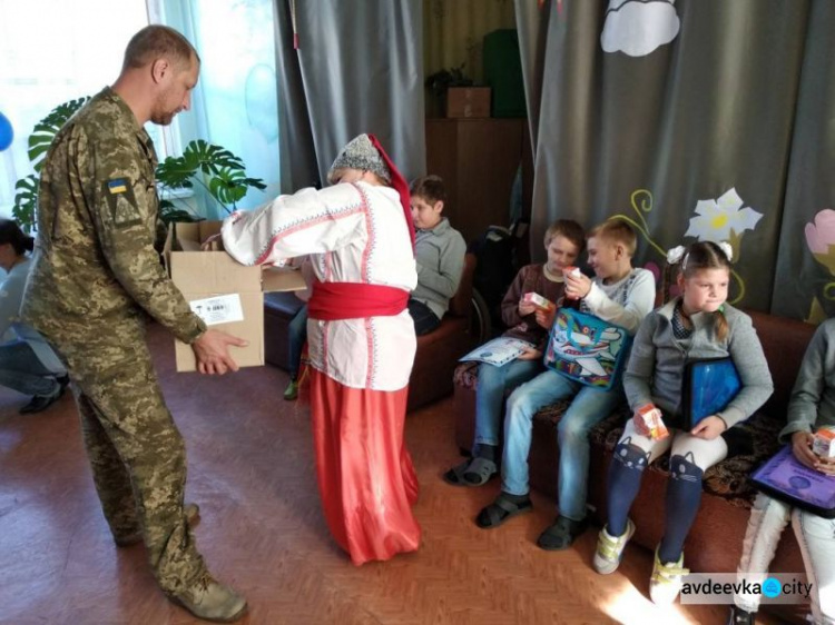 Авдеевские «симики» вручали презенты и принимали поздравления (ФОТО)