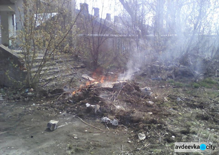 Авдеевские студенты взялись за обустройство спортплощадки (ФОТО)