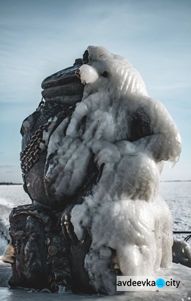 Впечатляющие фото непогоды в Бердянске: море замерзло, а скульптуры обледенели