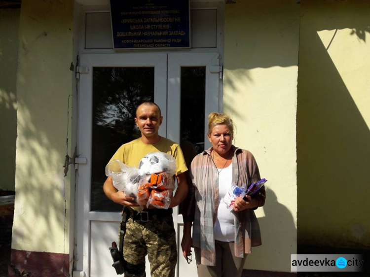 Ряд школ в зоне АТО получил мячи и другой спортинвентарь в рамках гуманитарного проекта (ФОТО)