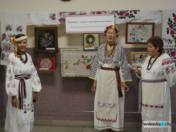 Возле Донецкой ОГА развернули уникальный 74-метровый "рушник единства" (ФОТО)