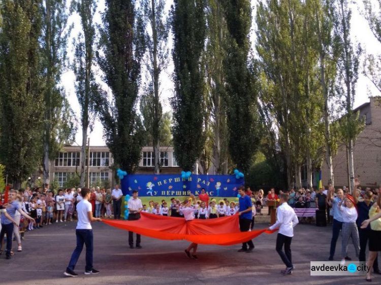 Фоторепортаж: День знаний в Авдеевке - вышиванки, юбилей, улыбки и слёзы