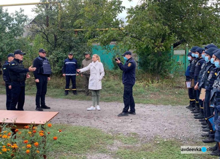 Рятувальників, які відновлюють житлові будинки в Авдіївці, привітали з професійним святом