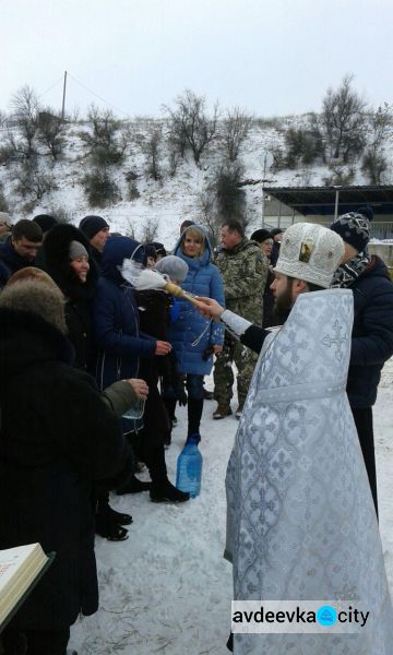 Фоторепортаж с Крещения в Авдеевке: Жители и гости города массово ныряют в прорубь