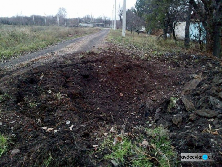 Разрушенный дом и огромные воронки: последствия обстрела  поселка на Донетчине (ФОТО)