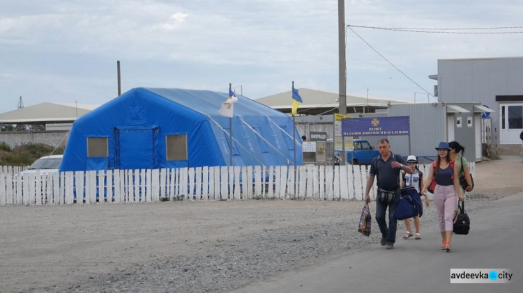 Донбасс: спасатели восстанавливали дома и помогали на КПВВ