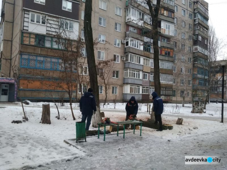 Авдеевские коммунальщики оперативно борются с последствиями непогоды (ФОТО)