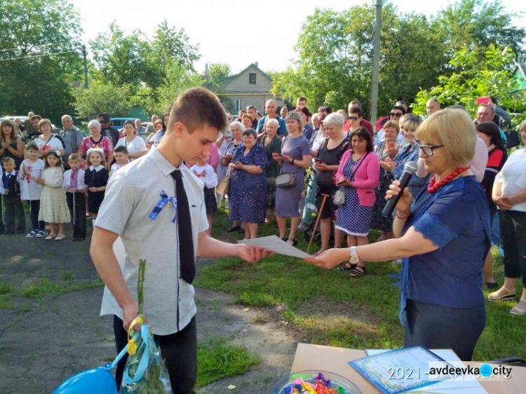 В школах Авдеевки прозвенели последние звонки (ФОТО)