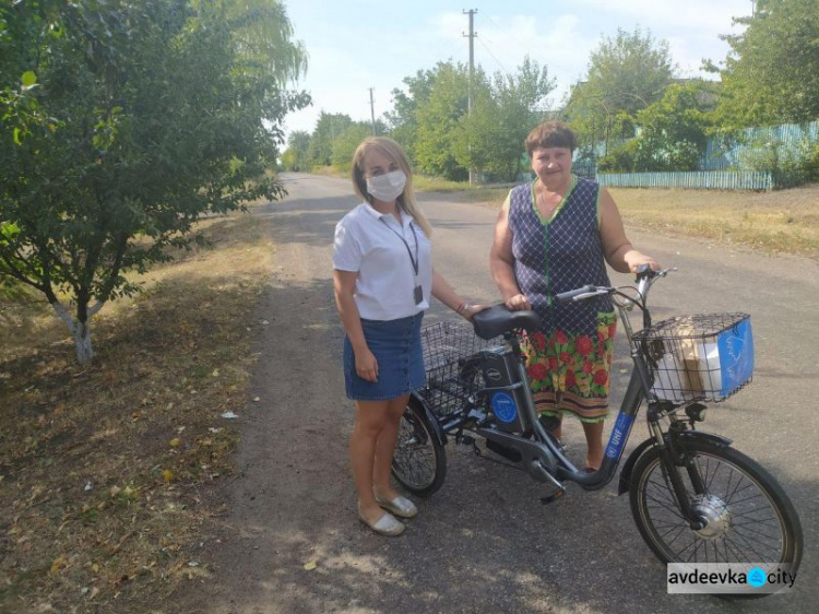 Двум авдеевским активистам вручили электровелосипеды