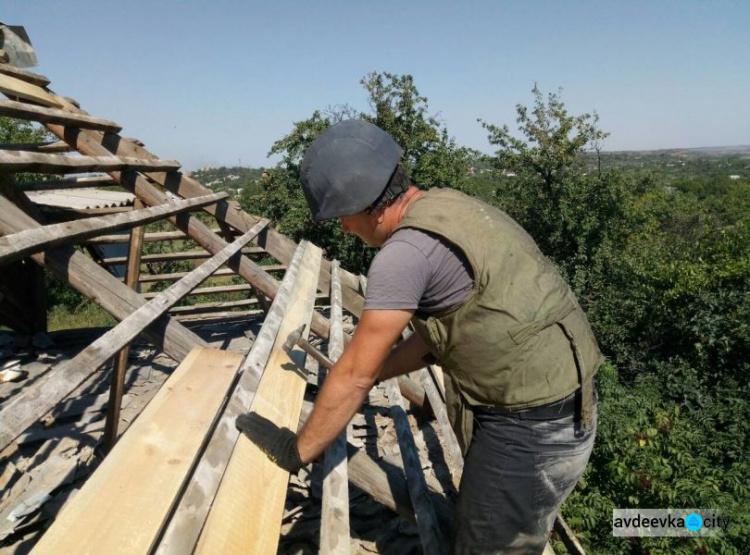 В прифронтовой Авдеевке "вернули к жизни" 566 поврежденных обстрелами домов  (ФОТО)