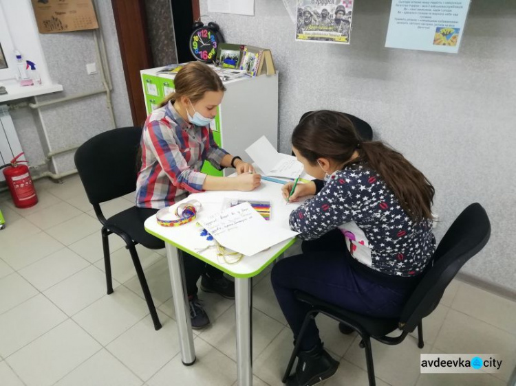 В Авдеевке ко Дню ВСУ провели мастер-класс и организовали выставки в библиотеках