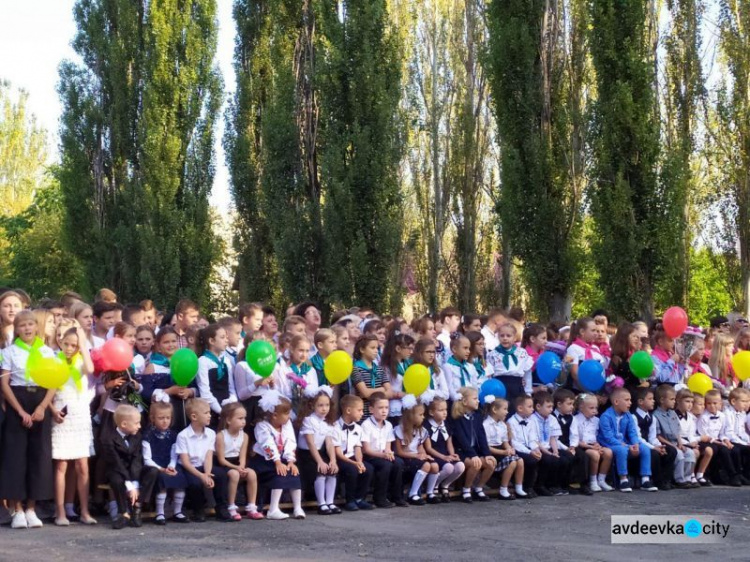 Первый звонок в авдеевских школах: торжественные линейки, шары и награждения (ФОТО)