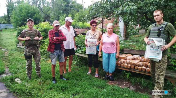 Авдеевские «симики» развезли игрушки, хлеб и газеты (ФОТО)