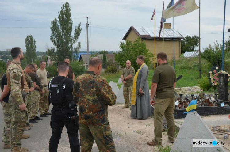 Полковник, полк и священнослужители навестили мемориал в авдеевской промзоне (ФОТО)