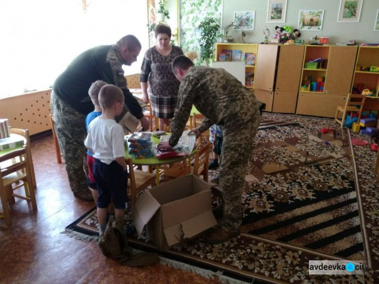 “Симики” продолжили просветительскую миссию в Авдеевке: дошкольники получили полезные подарки (ФОТО)