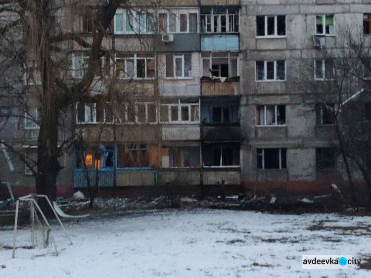 В Авдіївці під обстріли потрапили дев’ятиповерхівка, крамниця та адміністративна будівля