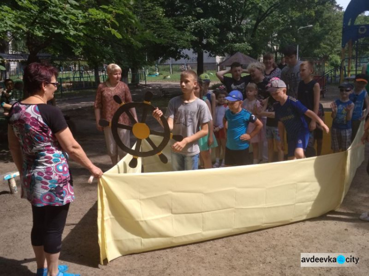 Конкурсы, танцы, лакомства: в Авдеевке особенным детям устроили незабываемый праздник (ФОТО)