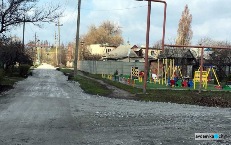 Заводчане помогли авдеевским коммунальщикам привести в порядок дороги в старой части города