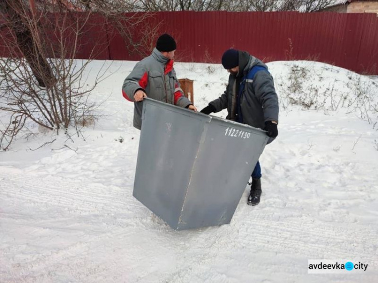 Авдіївські комунальники продовжують встановлення нових контейнерів для ТВП у місті (ФОТОФАКТ)