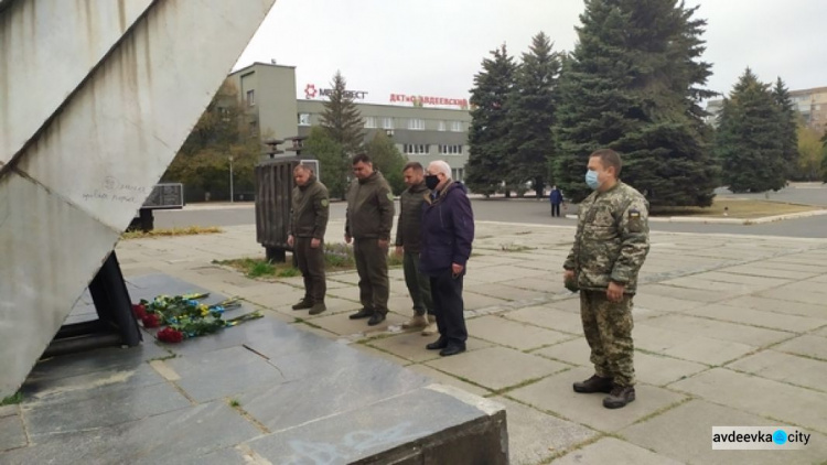 В День освобождения Украины в Авдеевке возложили цветы к памятнику воинов-земляков