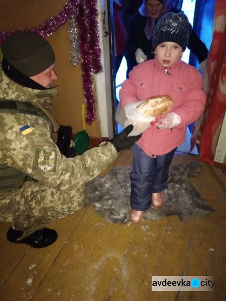 Авдеевские «симики» вырвались из снежного плена и доставили подарки (ФОТО)