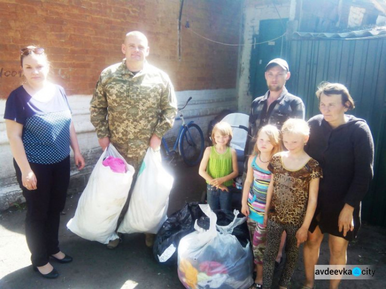 В Авдеевке раздавали вещи