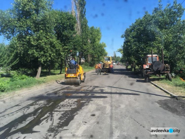 В Авдеевке активно латают дороги (ФОТО)