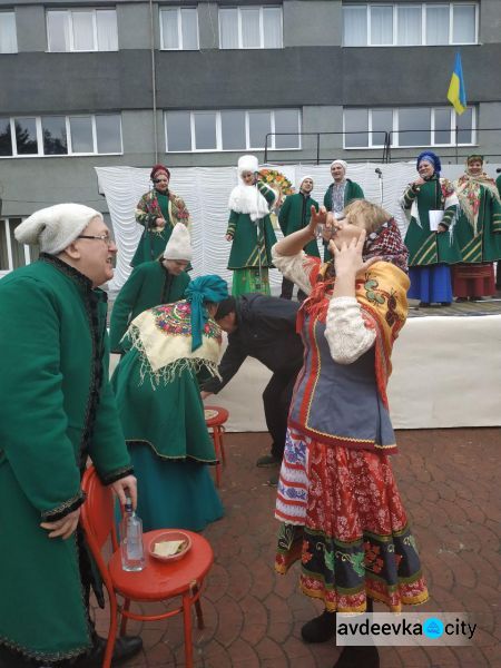 Масленичный разгуляй: Авдеевка весело встречала весну (ФОТОРЕПОРТАЖ)