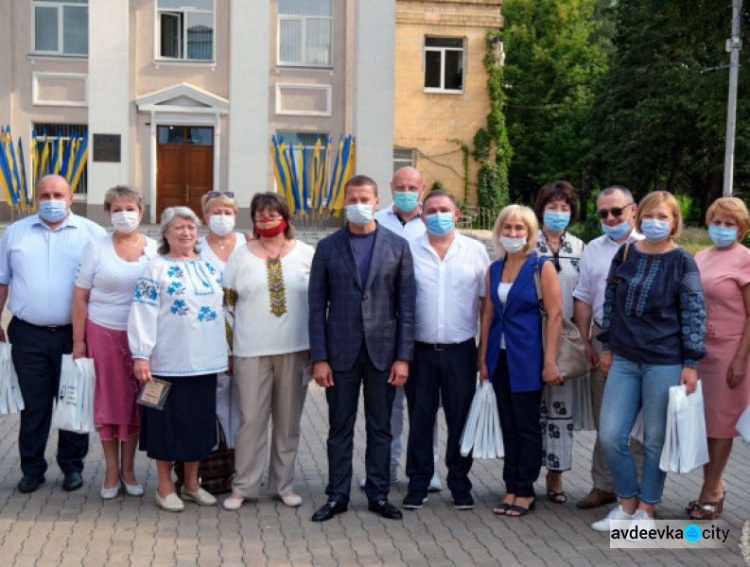 «Рожденные в вышиванках»: в Донецкой области новорожденным подарили национальные обереги