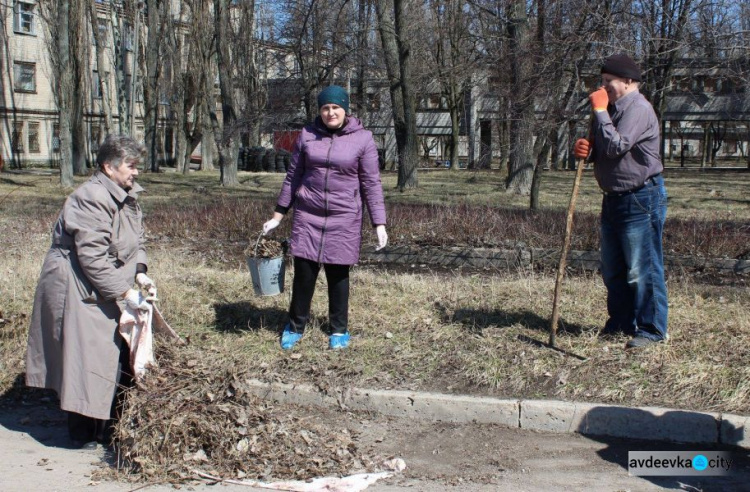 Авдеевку убирали взрослые и дети (ФОТО)