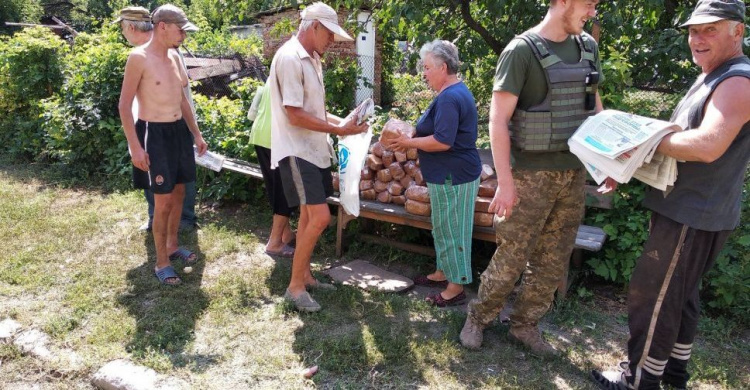 Авдеевские «симики» развезли хлеб, фуражки и игрушки (ФОТО)