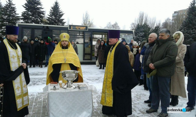 На новеньких автобусах и с Божьим благословением: В Авдеевке запустили новый маршрут (ФОТОРЕПОРТАЖ)