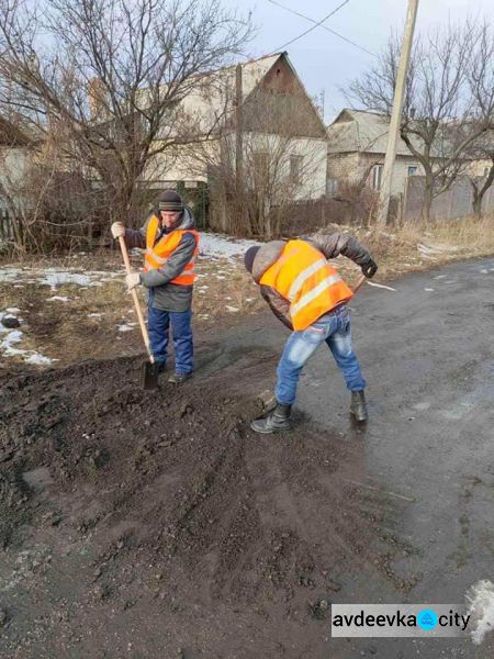 В Авдеевке продолжаются работы по благоустройству ( Фотофакт)