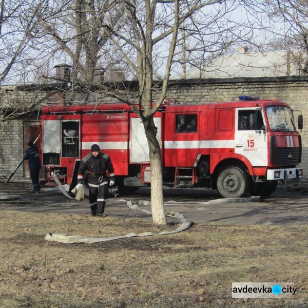 Авдеевские спасатели тушили условный пожар на избирательном участке (ФОТО)