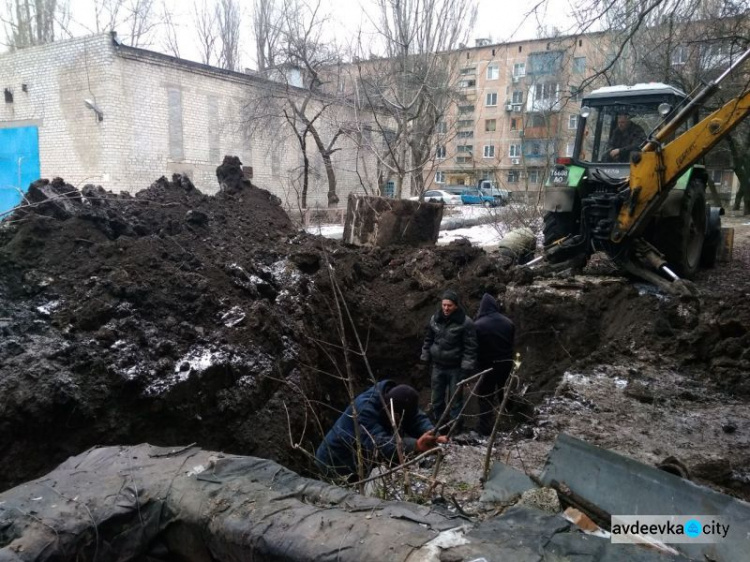 В Авдеевке меняют старые металлические трубы на новую пластиковую “гуманитарку” (ФОТО)