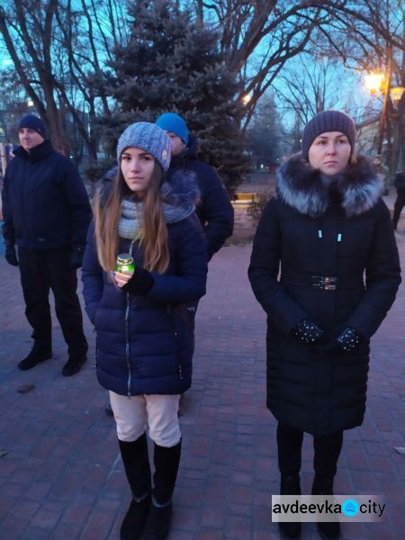 Згадуючи жертв голодоморів: Авдіївка долучилася до акції "Запали свічку" (ФОТО)