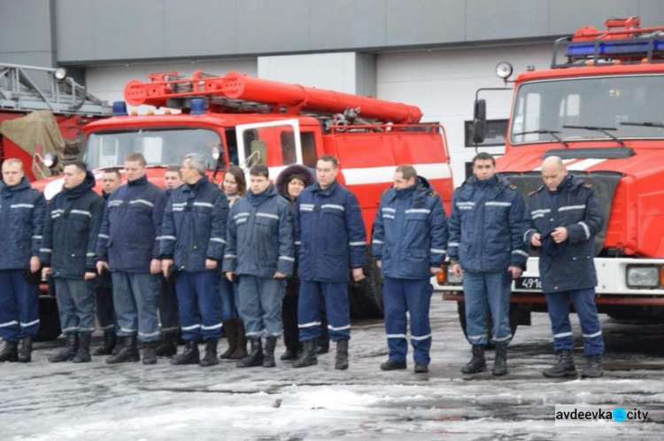 В Авдеевке почтили память спасателей, попавших под обстрел