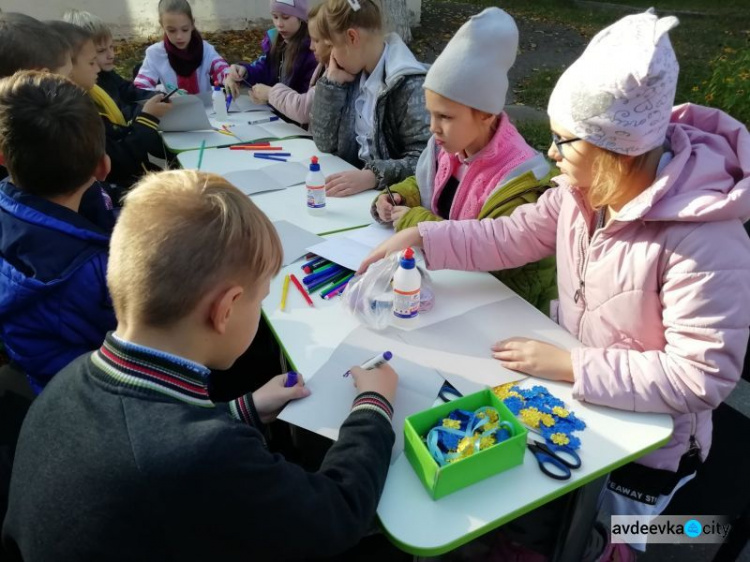 В Авдіївці школяри підготували вітальні листівки для військовослужбовців