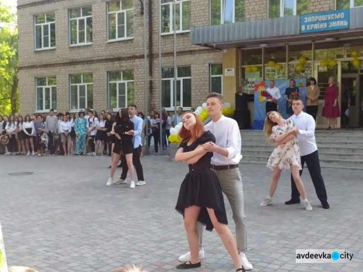 В школах Авдеевки прозвенели последние звонки (ФОТО)