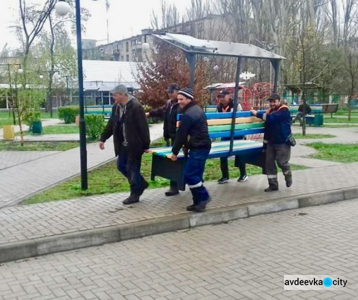 Авдіївські комунальники продовжують допомагати містянам пристосуватися до життя в складних умовах війни