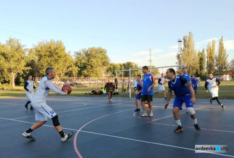 В Авдіївці до дня Дня фізичної культури та спорту нагородили тренерів та активних спортсменів