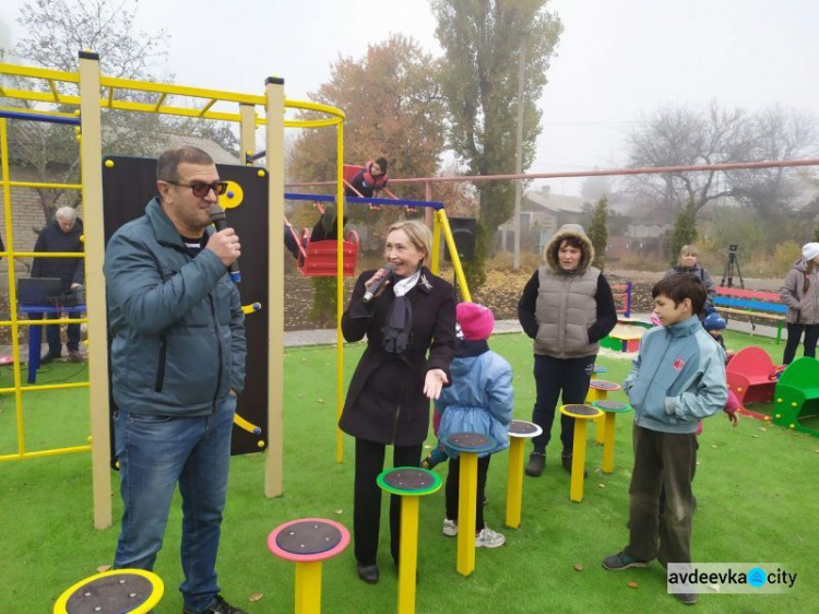 Детвору в старой части Авдеевки порадовали новым местом отдыха: фоторепортаж