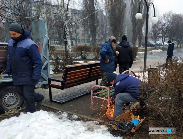 В Авдіївці комунальники продовжують оновлювати міста відпочинку городян (ФОТОФАКТ)