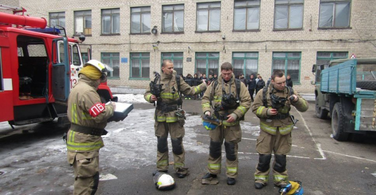 В Авдеевке пожарные проверяют помещения для голосования (ФОТО)